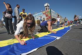 Километровый флаг,составленный жителями Киева из обычных флагов, в знак солидарности с мариупольцами, на Крещатике