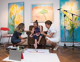 Благотворительная выставка-продажа живописи Даши Бескостой и Бориса Егиазаряна, организованная с целью сбора средств на лечение Анны Руденко, с участием супруги президента Украины Марины Порошенко