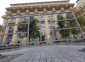 Здание 'Акционерной финансовой корпорации 'Система' на Моховой улице, в котором проходят обыски