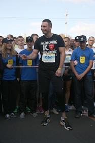 Забег на 2 км «Сильные духом», средства от которого пойдут на помощь пострадавшим на юго-востоке Украины, с участием мэра Киева Виталия Кличко