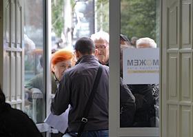 Украина, Донецк. Выдача продовольственной гуманитарной помощи нуждающимся от фонда Рината Ахметова