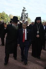 Народный депутат Верховной Рады Украины VII созыва (Батькивщина), уполномоченный президента Украины по делам крымскотатарского народа  Мустафа Джемилев возле памятника жертвам расстрелов киевлян 1941-1943 годов в Бабьем Яру