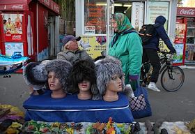 Предвыборные билборды на улицах Киева, продажа меховых шапок