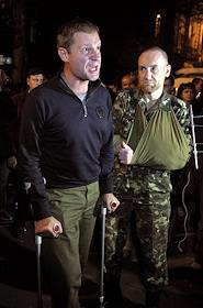 Несколько сотен нацгвардейцев спецподразделения 'Барс' пикетировали Администрацию президента. Днем они самовольно покинули часть в Новых Петровцах и пешком отправились в центр Киева требовать демобилизации