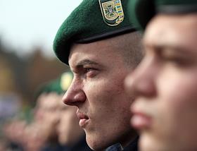 Президент Украины Петр Порошенко во время посещения научно-производственного комплекса 'Фотоприбор', в рамках рабочей поездки в Черкассы