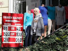 Россия,Република Крым,Симферополь. Валютные интервенции Банка России не могут ограничить волатильность курсов доллара и евро