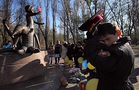 Митинг киевских кадетов и вахта памяти 'Спасибо за жизнь' по случаю 70-летия освобождения Украины, у памятника Советским гражданам и военнопленным солдатам и офицерам Советской армии, расстрелянным немецкими нацистами в Бабьем Яру