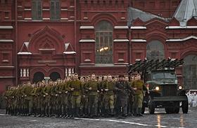 Возложение венков мэром Москвы Сергеем Собяниным к могиле неизвестного солдата. Торжественный марш, посвященный легендарному параду 7 ноября 1941 года на Красной площади