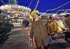 'Гум-Боскопарад': открытие зимнего катка и ярмарки на Красной площади