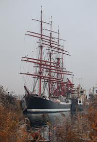 Барк 'Седов' на ремонте на судострительном заводе 'Восток'