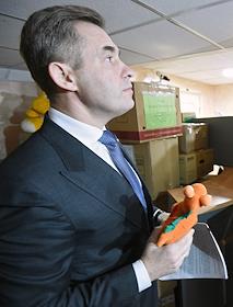 Брифинг организаторов благотворительной акции 'Елка в Новороссию!', передача собранных подарков представителям МЧС России для отправки детям Донецкой и Луганской народных республик, в Общественной палате РФ