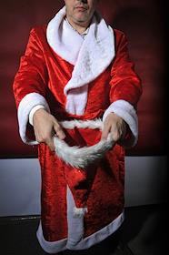 Обложка для журнала 'Деньги'. Вишневский в костюме Деда Мороза