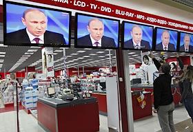 Пресс-конференция президента России Владимира Путина (на экране). Продажа техники в магазине