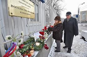 Цветы у посольства Франции в Москве в знак траура по расстрелянным во Франции сотрудникам журнала Charlie Hebdo