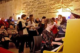 Московский вокзал. Рождественский концерт в рамках культурного проекта Yellow Piano, организованного Школой фортепиано и вокала Resonances. Участники проекта исполняют рождественские колядки. Каждый желающий может присоединиться к концерту и сыграть на желтом пианино