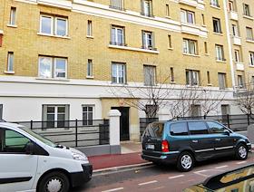 Дом в пригороде Парижа Женевильер, где жил террорист Шериф Куаши. Мечеть в Женевильер, которую он посещал. В киоске рано утром вешают объявление Charlie Hebdo нет в продаже