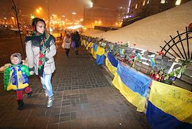 Празднование Дня Соборности Украины. Траурный митинг по погибшим на улице Грушевского активистам 'Майдана' Сергею Нигояну и Михаилу Жизневскому и возложение цветов к памятным знакам погибших