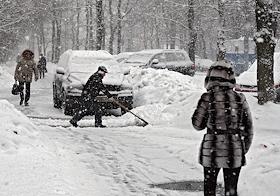 Жанровая съемка. Снегопад в городе. Неправильно припаркованные машины
