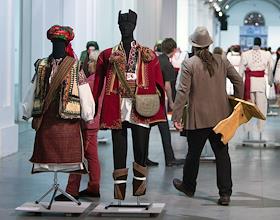 Межмузейный арт-проект 'Окна', в рамках мероприятий по реализации благотворительной акции 'С теплом в сердце', направленной на помощь военнослужащим, принимающим участие в АТО и мирным жителям, проживающих в восточных областях Украины. Арт-проект организован в Национальном культурно-художественном и музейном комплексе 'Мистецький Арсенал'.
 Супруга Президента Украины Марина Порошенко во время открытия