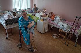 Раненые осколками мирные жители,и боец ДНР, находящиеся на лечении в Республиканском травматологическом центре города Донецка