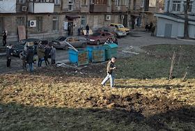 Военные эксперты, обследующие обстрелянный из миномёта центр Донецка. Снаряды упали на ул. Университетская и у Драматического театра. По одной из версий - покушение на главу ДНР Александра Захарченко