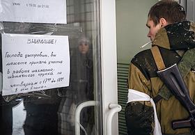 Жанровое фото. Объявление о возможности посещения шахматно-шашечного кружка на входе на базу Спецназа ГРУ ДНР