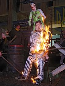 Масленица. Кульминационное действо Масленицы - сжигание чучела Зимы и встреча с весной (возле Украинского дома).
