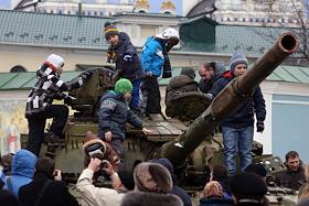 На Михайловской площади в Киеве на обозрение выставили российскую захваченную военную технику. На площадь у Михайловского собора и здания Министерства иностранных дел свезли российские реактивные системы залпового огня «Град», БТР, БМП, грузовые автомобили «Урал», боеприпасы и танк