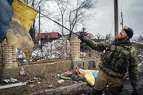 Политическая ситуация на Украине. Перекрёсток на окраине Дебальцево. Казак и убитый боец украинской армии. Солдаты ДНР утверждают, что он - гражданин Германии