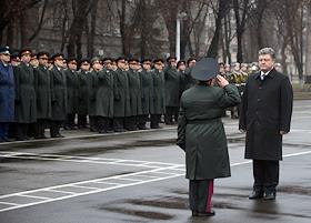 Вручение президентом Украины Петром Порошенко дипломов офицерам-выпускникам Национального университета обороны Украины имени Ивана Черняховского