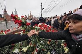 Возложение цветов на месте убийства сопредседателя политической партии 'РПР-ПАРНАС' Бориса Немцова, который был застрелен в ночь с пятницы на субботу на Большом Москворецком мосту, и к дому, где жил Борис Немцов, на Малой Ордынке. Офис движения 'РПР-Парнас', на Пятницкой