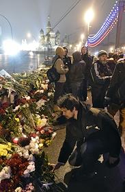 Место убийства сопредседателя политической партии 'РПР-ПАРНАС' Бориса Немцова, который был застрелен в ночь с пятницы на субботу на Большом Москворецком мосту