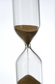 Обложка для журнала 'Деньги'. Песочные часы, домик из песка