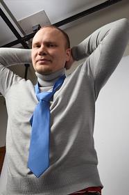 Обложка. Мужчина в свитере и галстуке