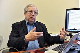 Генеральный директор Центра анализа сейсмических данных МГУ Михаил Токарев во время интервью и за работой в лаборатории