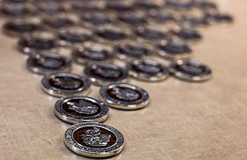 Калининградский янтарный комбинат в сотрудничестве с известным калининградским мастером по янтарю Вячеславом Дарвином выпустили памятный знак, посвященный 70-летию взятия Кенигсберга советскими войсками 9 апреля 1945 года