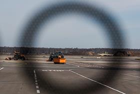 Первый рейс самолёта Boeing-787 'Dreamliner' авиакомпании 'Азербайджанские авиалинии' прибыл в московский аэропорт 'Домодедово'. Мартин Бенротт (региональный вице-президент по продажам Boeing Commercial Airplanes,
Гаджиев Эльдар Алиевич (Вице-президент Группы компаний Silk Way), Раевский Алексей Вячеславович (Заместительдиректора Московского аэропорта Домодедово по коммерции)