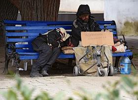 Ялта. Стихииная торговля молочными продуктами на улице. Бездомные на улице