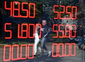 Рубль продолжает дорожать к доллару и евро. Курс валют