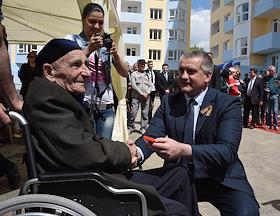 В преддверии Дня Победы в Симферополе ветеранам ВОВ вручили  ключи от новых  квартир, в рамках реализации мероприятий по обеспечению жильем ветеранов нуждающихся в улучшении жилищных условий