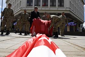 Копию Знамени Победы площадью 700 квадратных метров развернули в Симферополе у стен крымского парламента возле памятника воинам-освободителям, которые весной 1944 года освобождали полуостров от немецко-фашистских захватчиков.
Полотнище, изготовленно кадетами Ставропольского президентского кадетского училища.
Длина знамени, официально занесенного в Книгу рекордов России — 40 метров, ширина — 17,5 метров, площадь — 700 квадратных метров.
