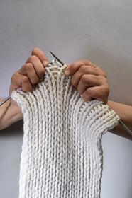 Обложка для журнала 'Деньги'.Руки спицами вяжут белый шарф