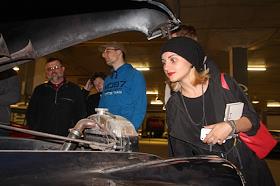 Прибытие и размещение ретро-автомобилей на экспозиции выставки 'Muscle Car Show» в ТРЦ (торгово-развлекательном центре)   «Питерлэнд»