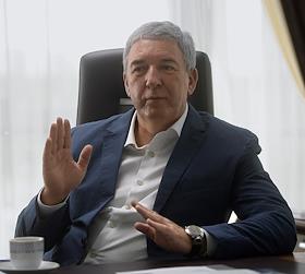 Генеральный директор 'Автоспеццентр' Александр Халилов во время интервью