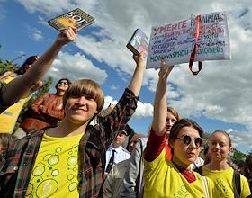 Митинг «За науку и образование» на Суворовской площади. Среди требований ученых — исключение фонда «Династия» из перечня иностранных агентов