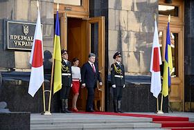 Президент Украины Петр Порошенко и Премьер-министр Японии Синдзо Абэ  передали украинскому МВД японские гибридные автомобили для новой патрульной службы