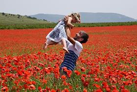 Туристы в предгория Крыма покрытых алыми маками