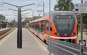 Балтийский вокзал. Пригородный поезд производства Швейцарии у платформы