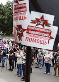 Встреча студентов, сотрудников МГУ и жителей Москвы с депутатами Московской городской Думы и Государственной Думы в поддержку переноса памятника князю Владимиру и в защиту Воробьёвых гор на ступеньках Главного здания МГУ со стороны памятника Ломоносову