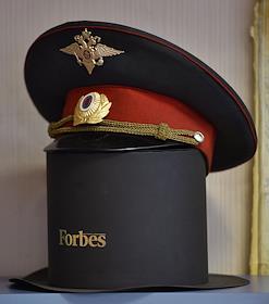 Обложка для журнала 'Деньги'. Мужчина в академической шапочке и мантии